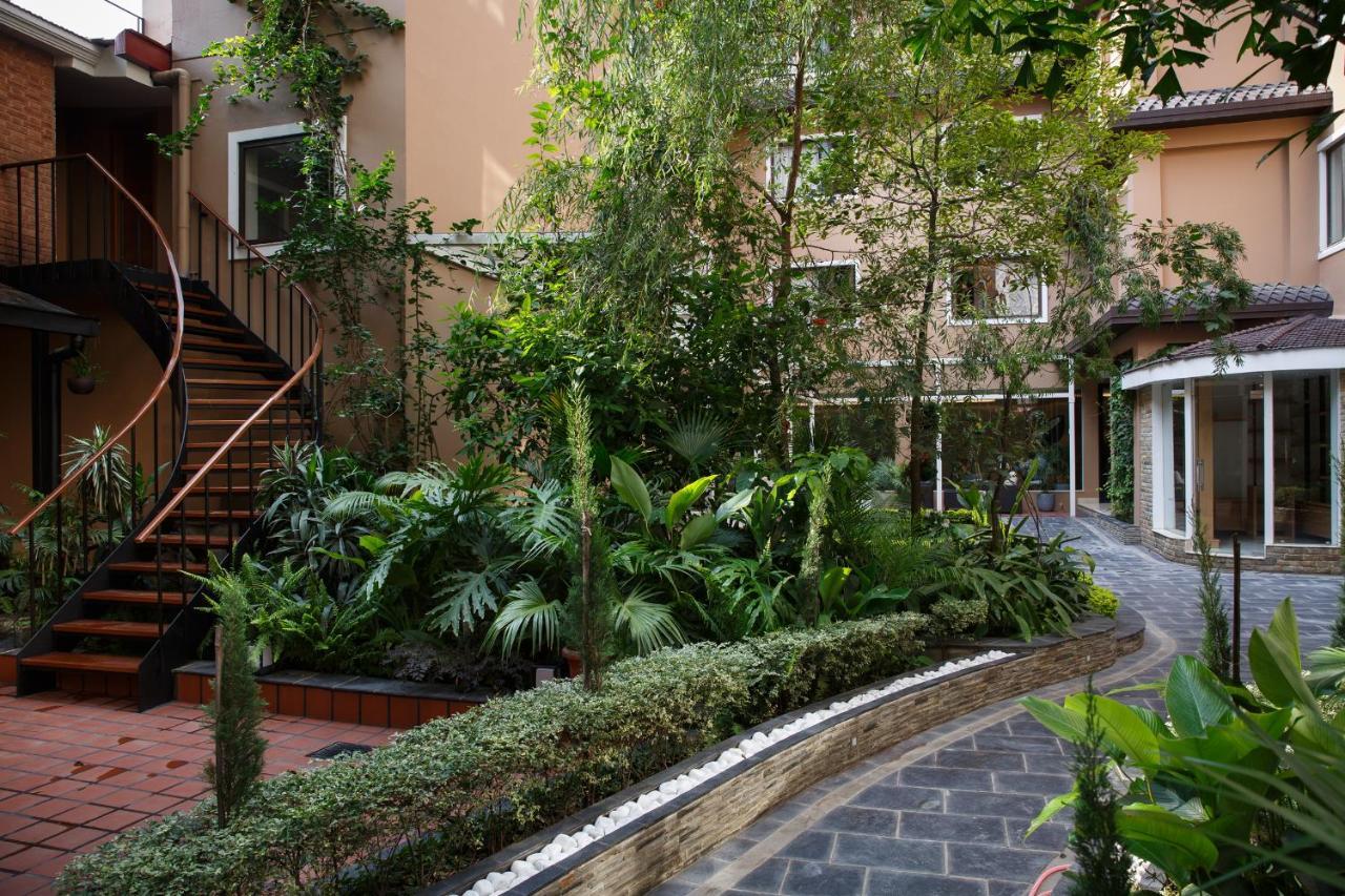 Hotel Thrive, A Tropical Courtyard Katmandu Kültér fotó