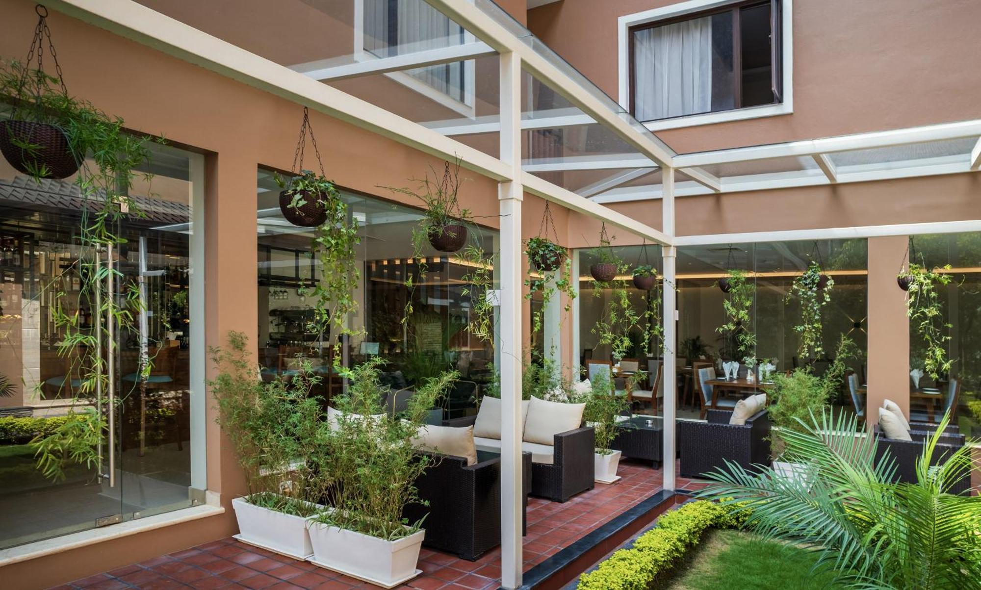 Hotel Thrive, A Tropical Courtyard Katmandu Kültér fotó