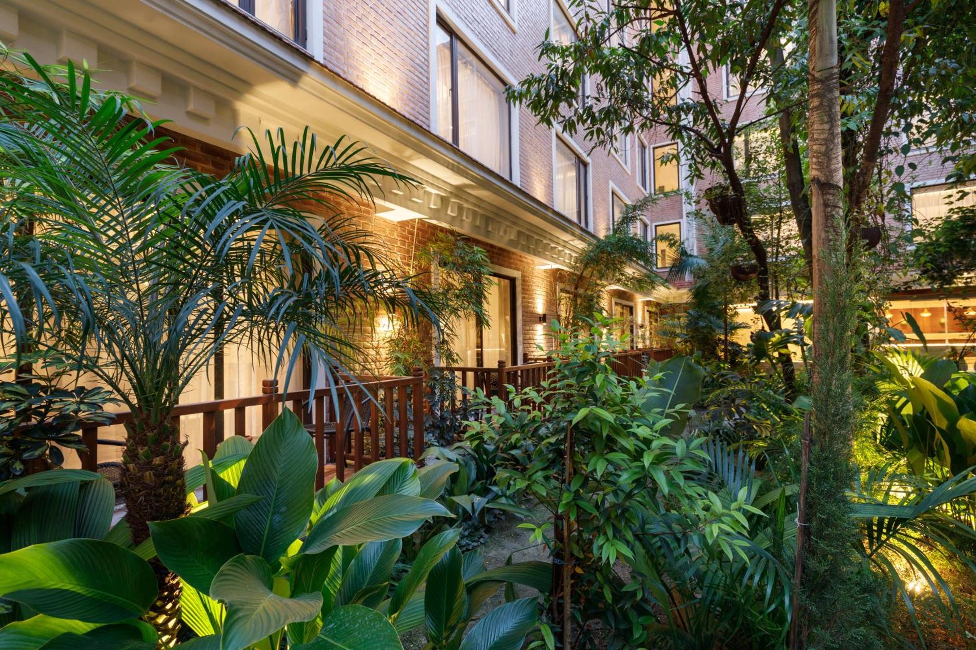Hotel Thrive, A Tropical Courtyard Katmandu Kültér fotó