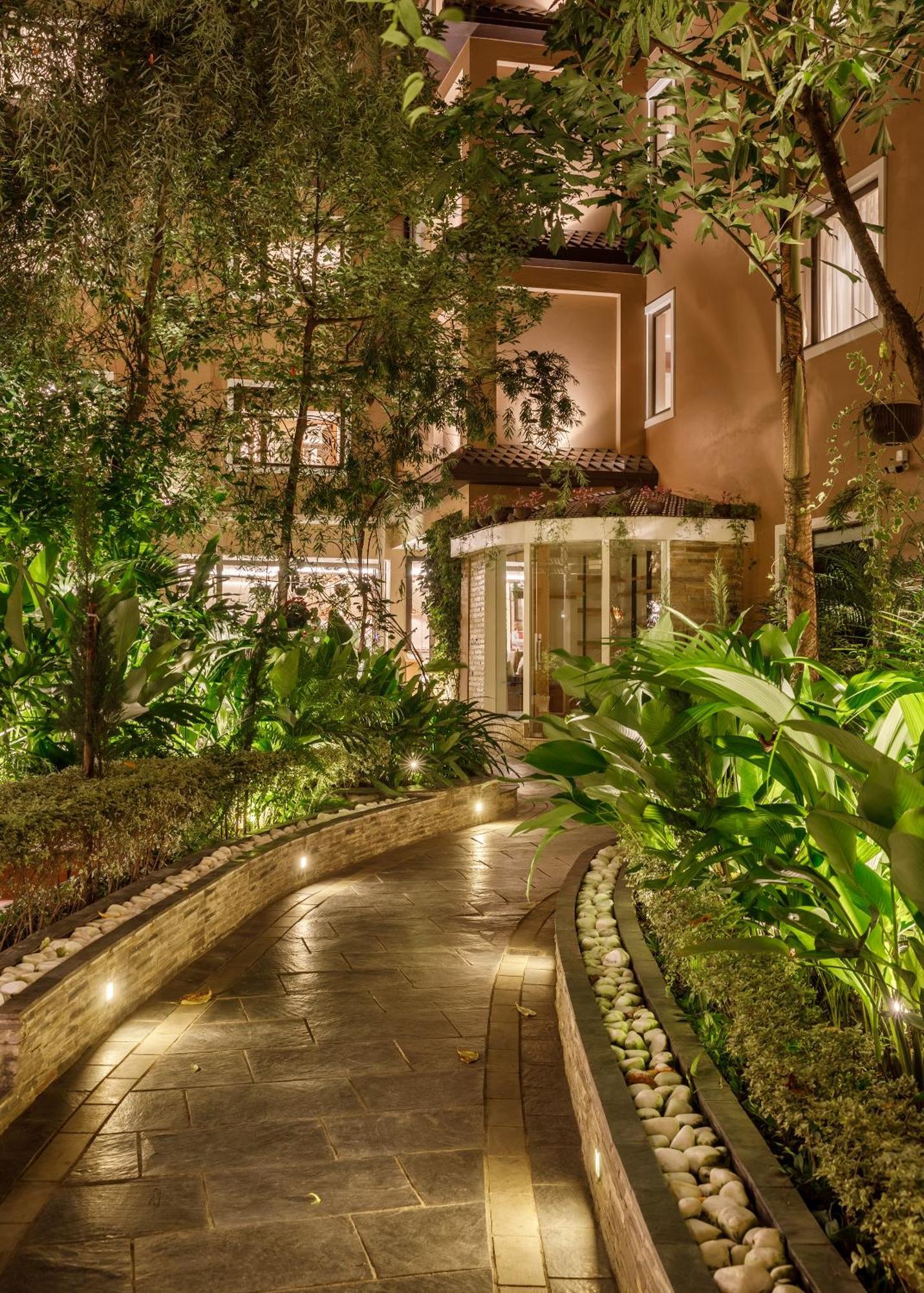Hotel Thrive, A Tropical Courtyard Katmandu Kültér fotó